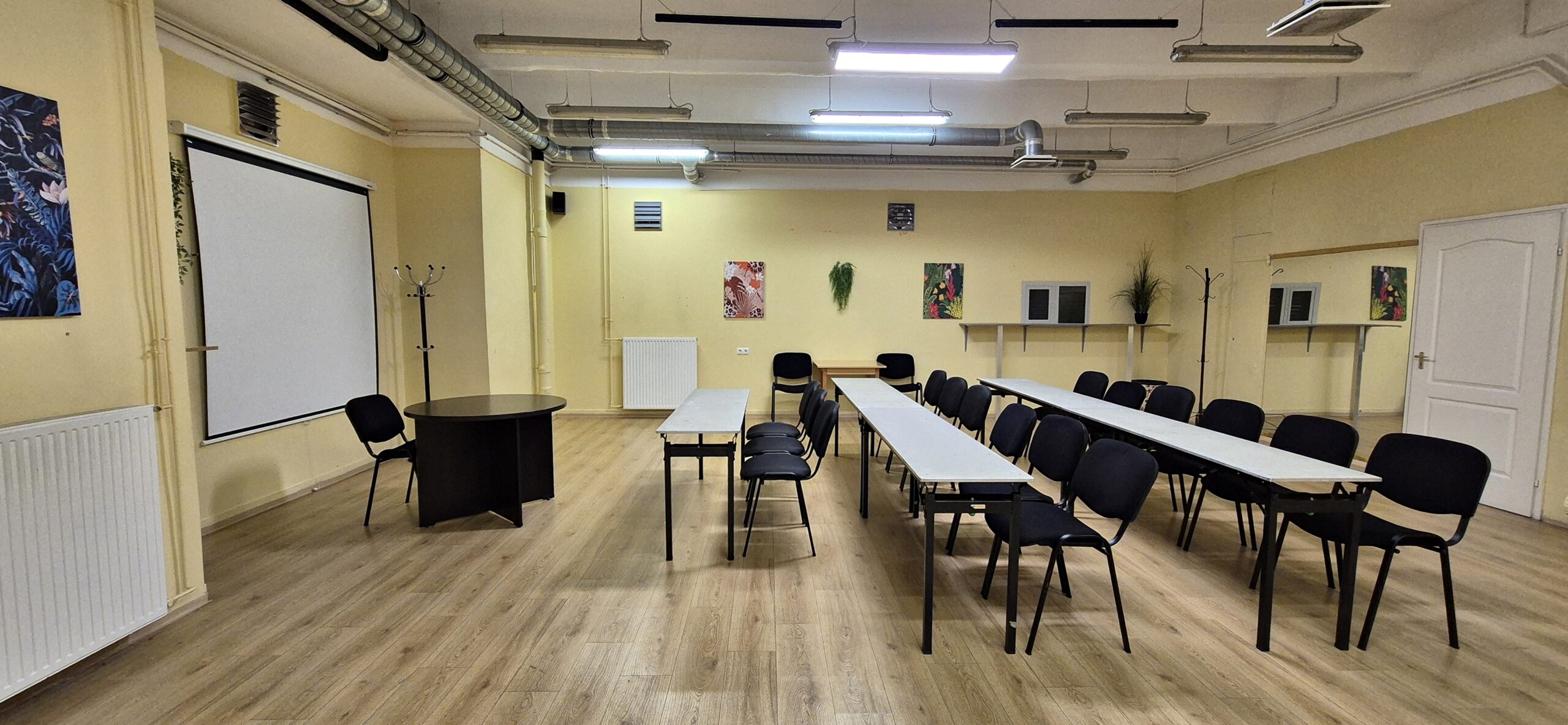 Rendezvényterem székekkel berendezve